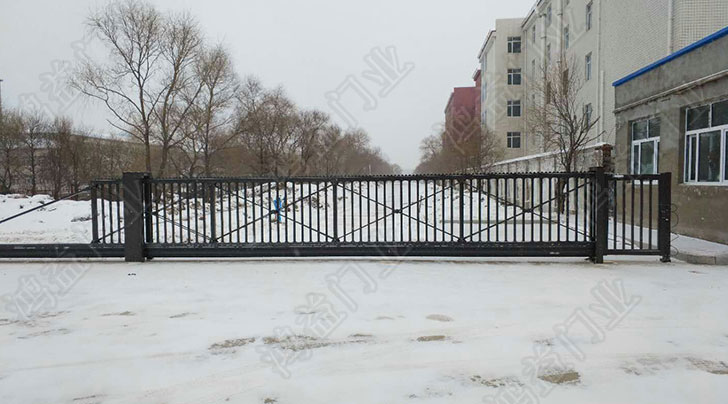 懸浮門(mén)，（佳木斯市富錦市迎賓路）建三江第一高級(jí)中學(xué)